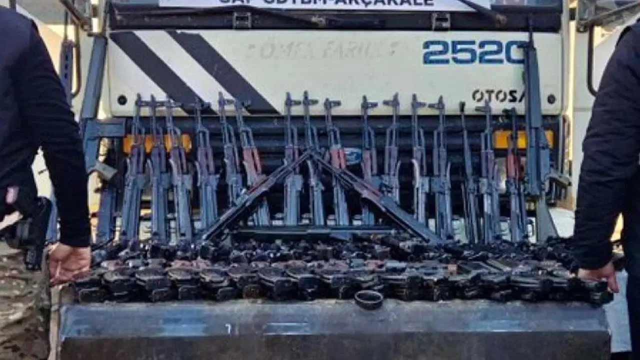 Suriye’den gelen kamyonun yakıt deposundan 51 uzun namlulu silah çıktı