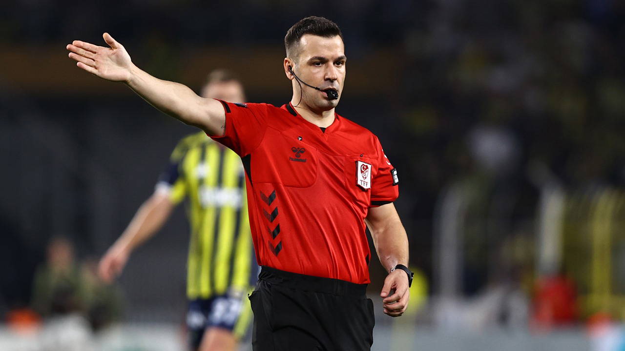 Fenerbahçe'nin penaltı beklediği pozisyonda devam kararı doğru mu?