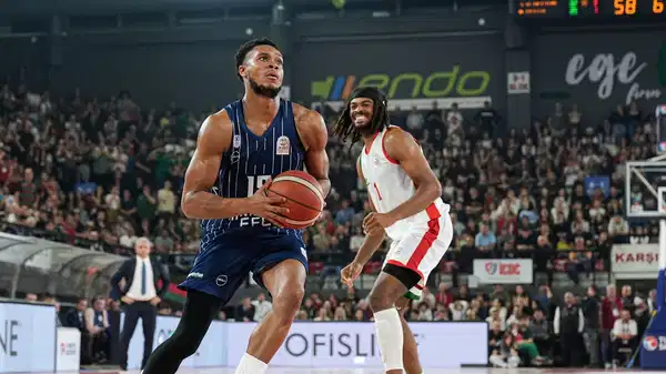 Anadolu Efes'ten Karşıyaka potasına 101 sayı!