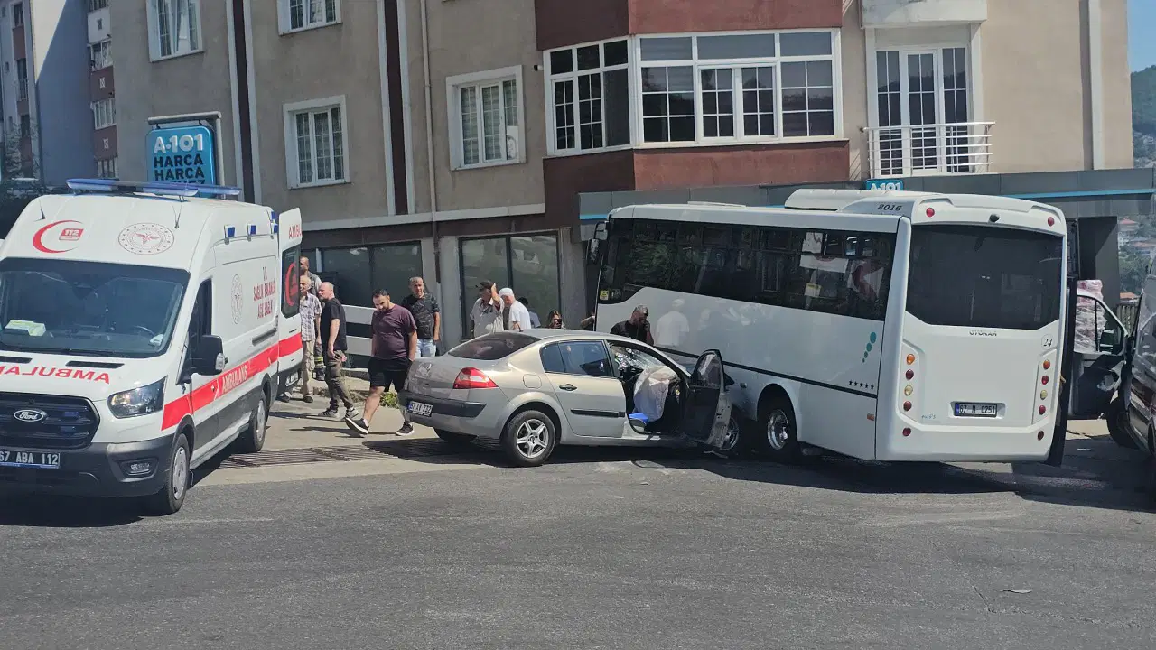 Otobüs ile otomobil çarpıştı: 7 yaralı