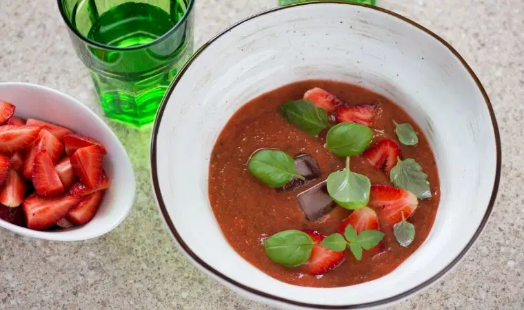 Yazın serinleten lezzeti: Çilek ve domatesli gazpacho tarifi