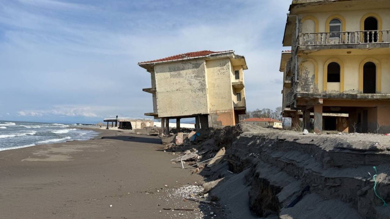 Karasu’da erozyon tehlikesi: Tahliye edilen villa yan yattı