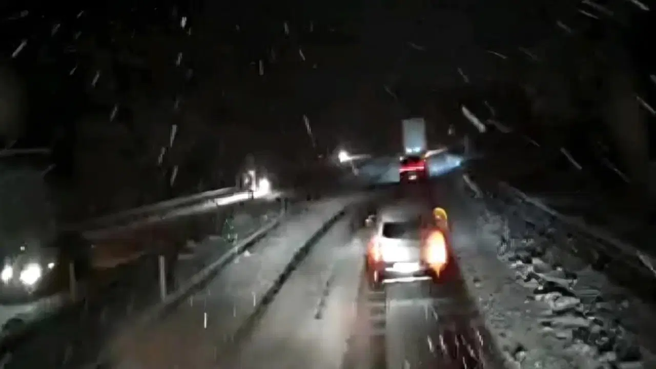 Bakanlık duyurdu: Ani kar yağışı nedeniyle bazı yollar ulaşıma kapatıldı