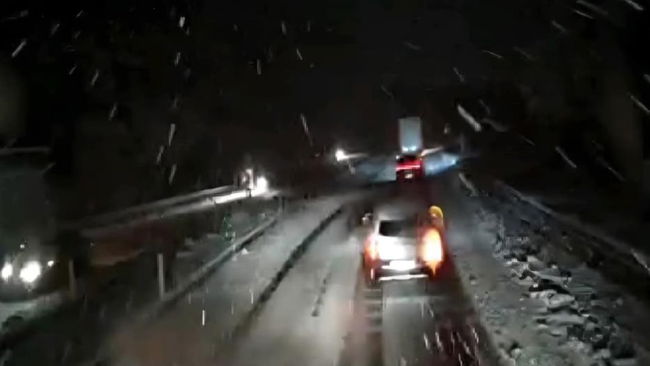 Ani kar yağışı nedeniyle bazı yollar ulaşıma kapatıldı