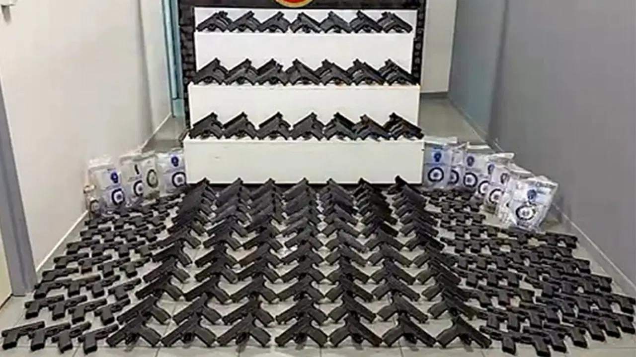 Resmen cephanelik çıktı: Isparta'da bir araçta yapılan aramada 165 tabanca ele geçirildi!