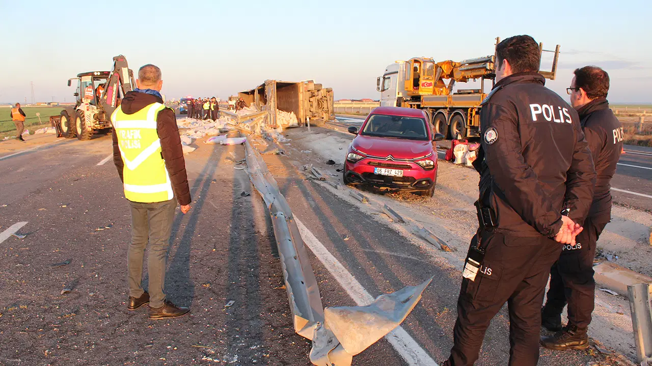 Kazayı görüp durdu, otomobiline başka araç çarptı: 1 ölü