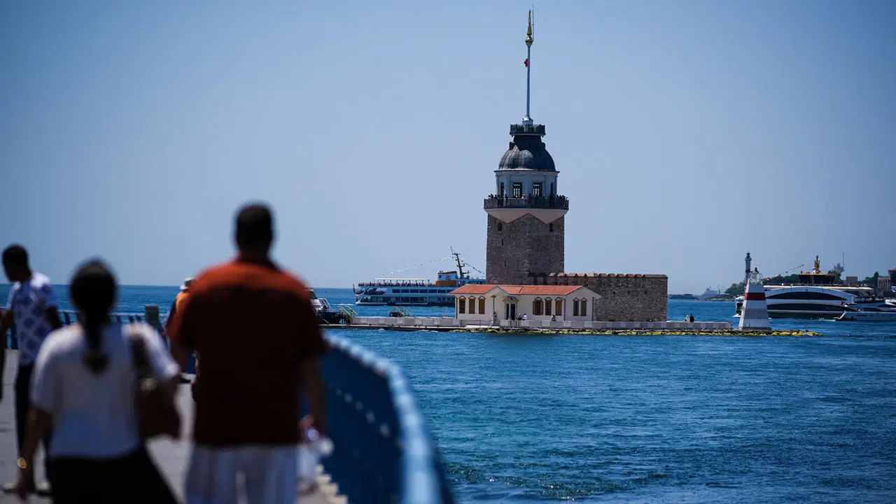 Istanbul faces continued heatwave, AKOM issues weather warning