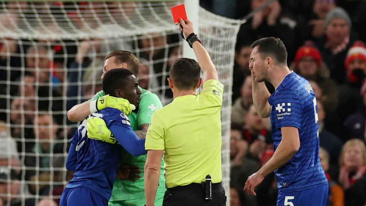 Sinirlerine hakim olamadı... Takım arkadaşına tokat attı: Kırmızı kart gördü!