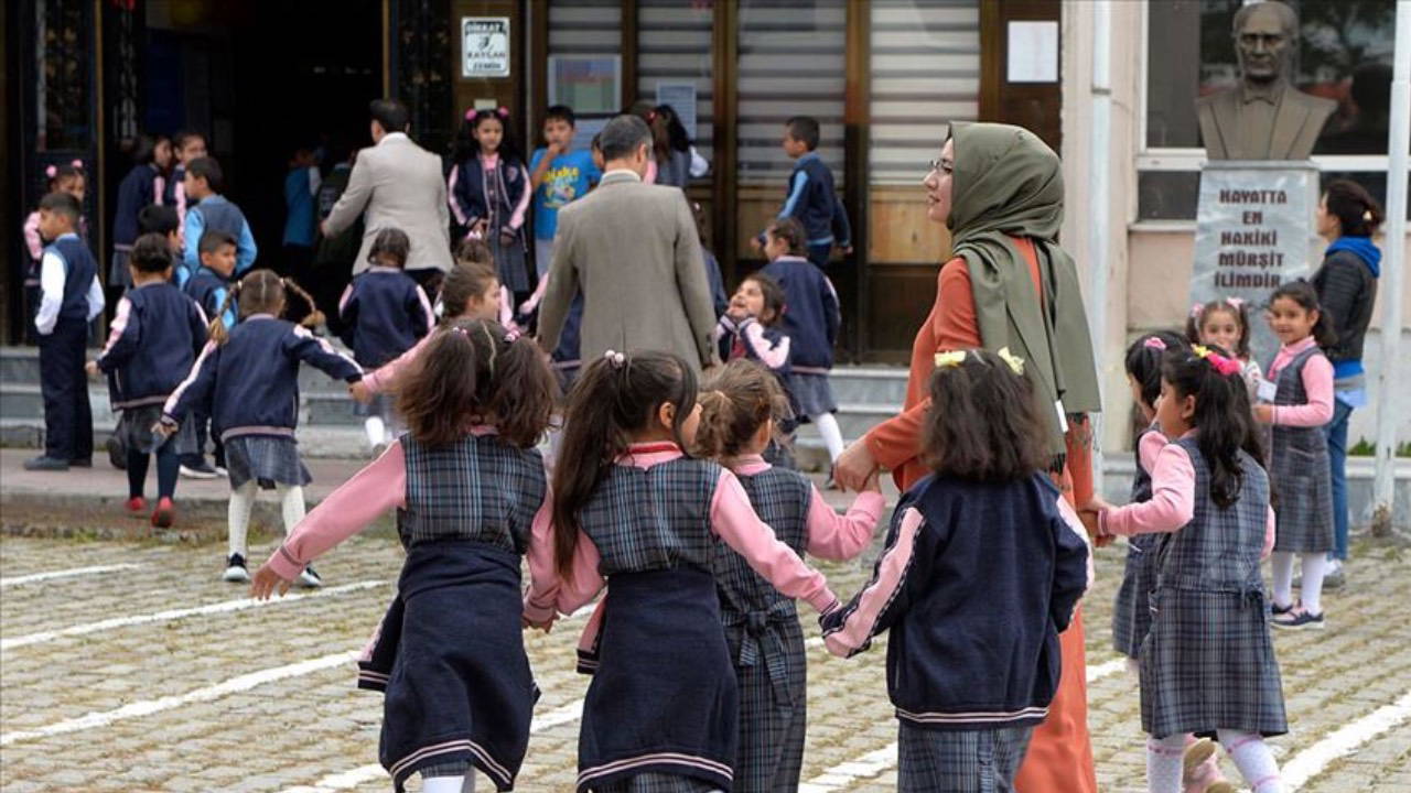 Eğitim-Sen’den 10 Kasım'ın ara tatile denk getirilmesine tepki: 'Bu ülkeyi karanlıktan kurtaran Atatürk'e karşı yapılan bu uygulama saygısızlıktır'