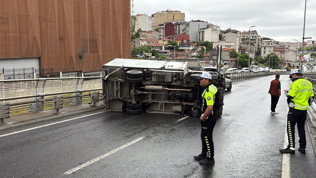 Şişli Bomonti Tünel çıkışında kamyonet devrildi: Yol trafiğe kapandı