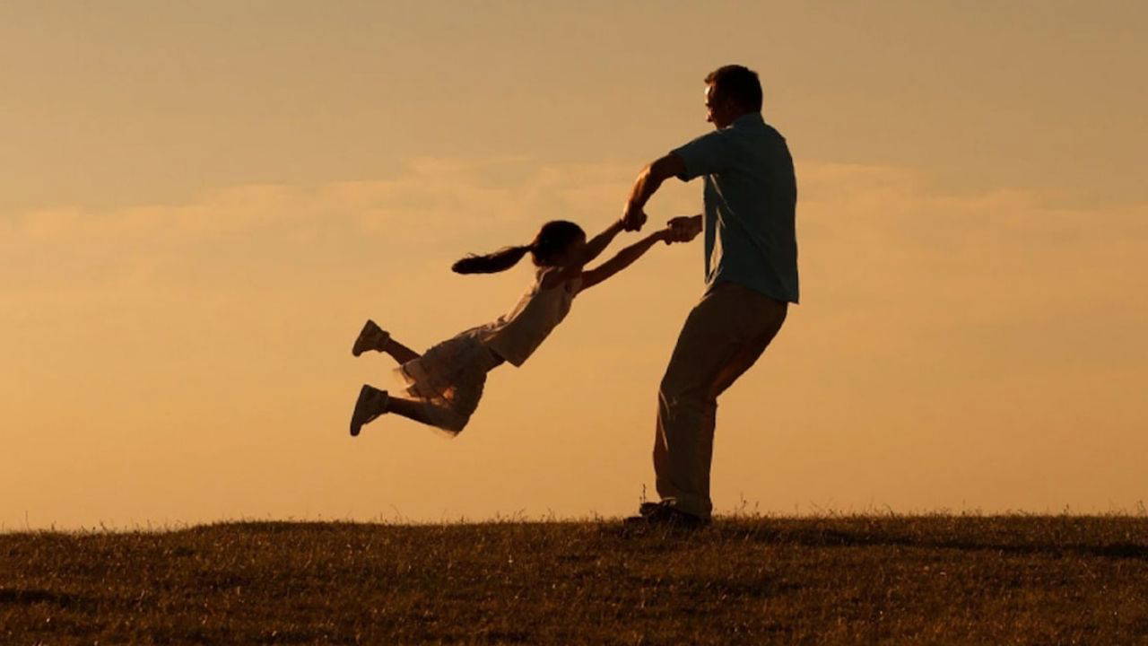 Babası için her şeyi arkasında bırakacak 3 kadın burcu: Bu burçlar baba figürüne çok bağlı