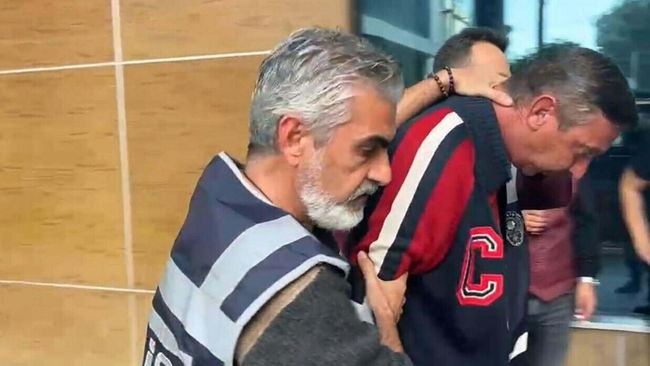 Eski eşine ve oğluna otomobille çarptı