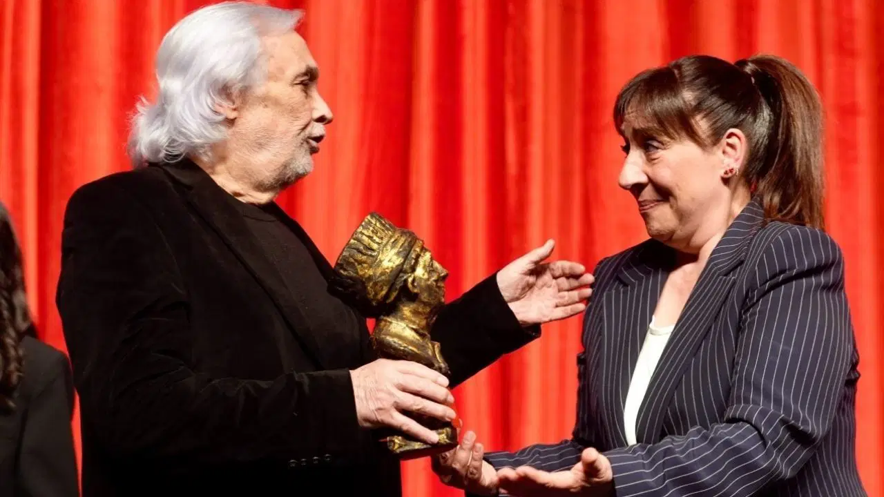 Ödülünü Müjdat Gezen’den alan Binnur Kaya gözyaşını tutamadı: ‘Rüyada gibiyim’