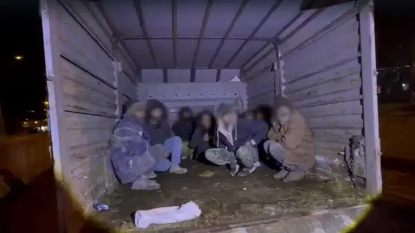 Kars'ta kamyonet kasasından 12 kaçak göçmen çıktı: 4 organizatör tutuklandı