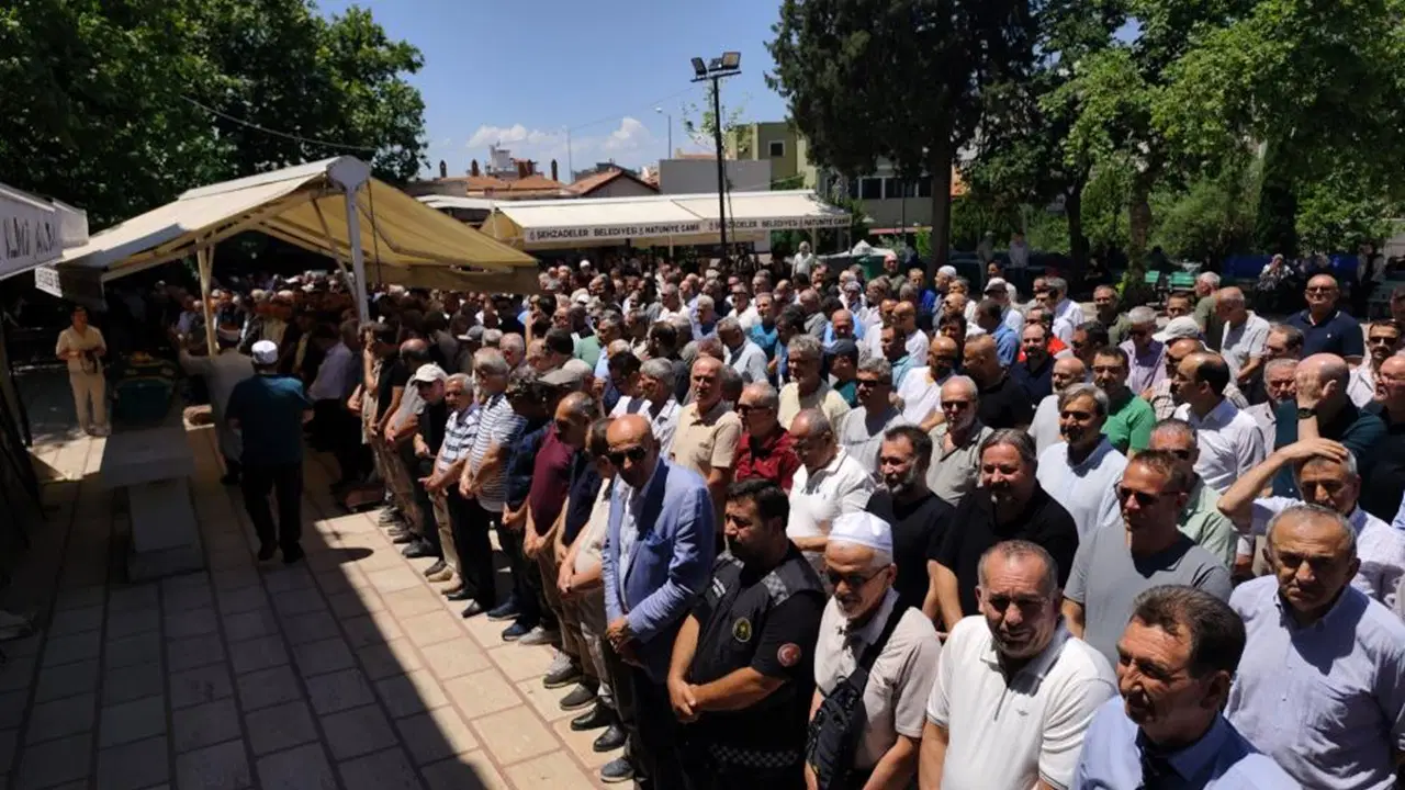 Kalp krizinden ölen arkadaşının cenazesinde kalp krizi geçir