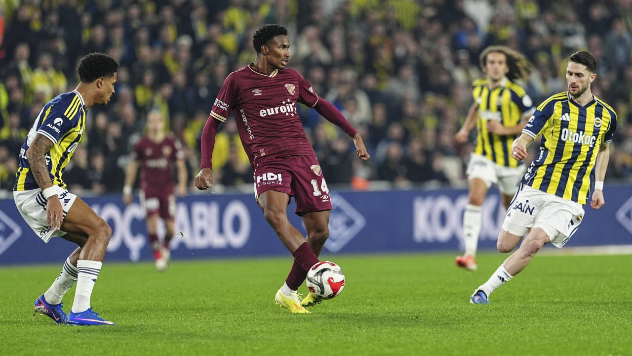 Fenerbahçe'ye kötü haber: İsmail Yüksek oyuna devam edemedi!