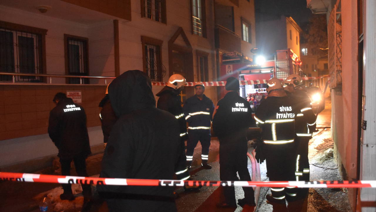 Sivas'ta 2 katlı evde yangın: 26 kedi hayatını kaybetti!