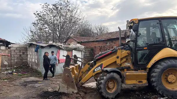 Kore Mahallesi'nde 70 metruk bina yıkıldı
