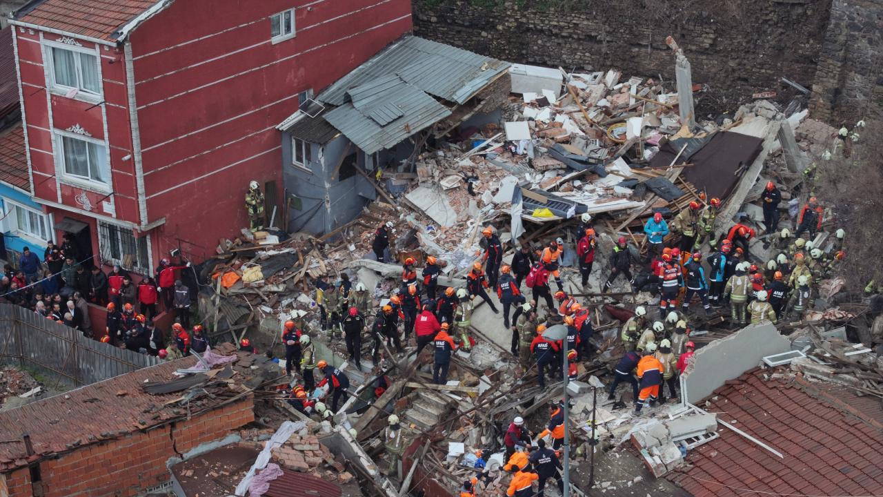 Fatih'te 2 binanın çökmesi sonucu yaralananlardan 2'si daha taburcu edildi