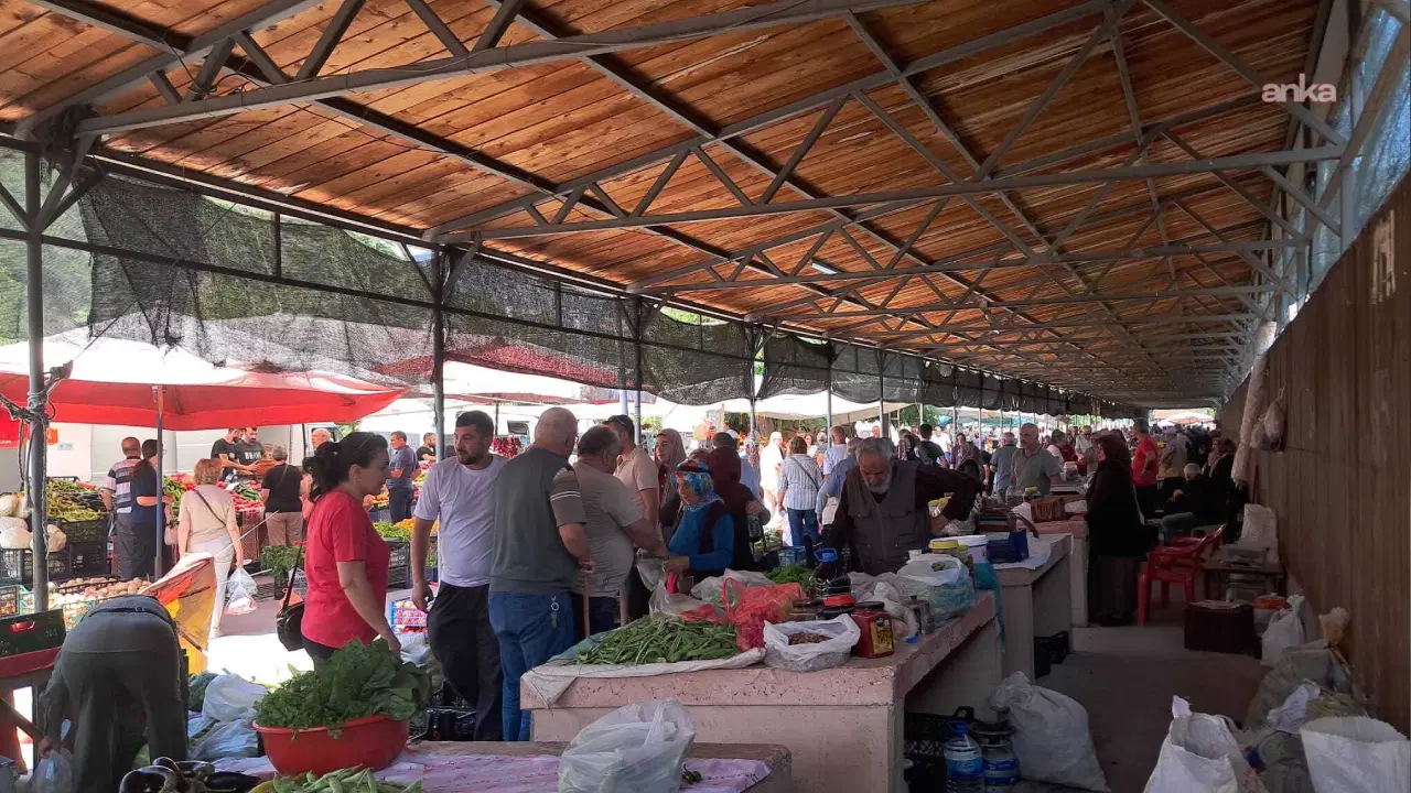 Artvinli emekli pazarda tezgah açtı: Yemekte domates, peynir var. Bir döner parası kazanamıyoruz