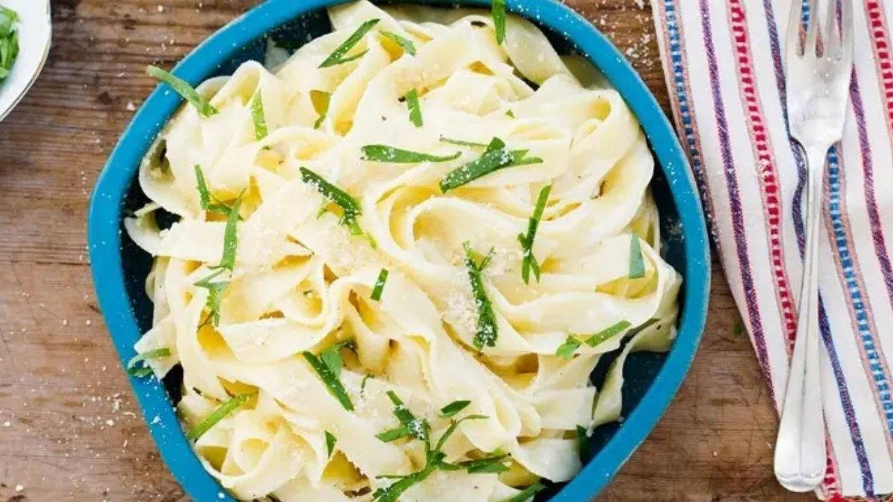 İtalyan mutfağının efsane lezzeti: Fettuccine Alfredo tarifi
