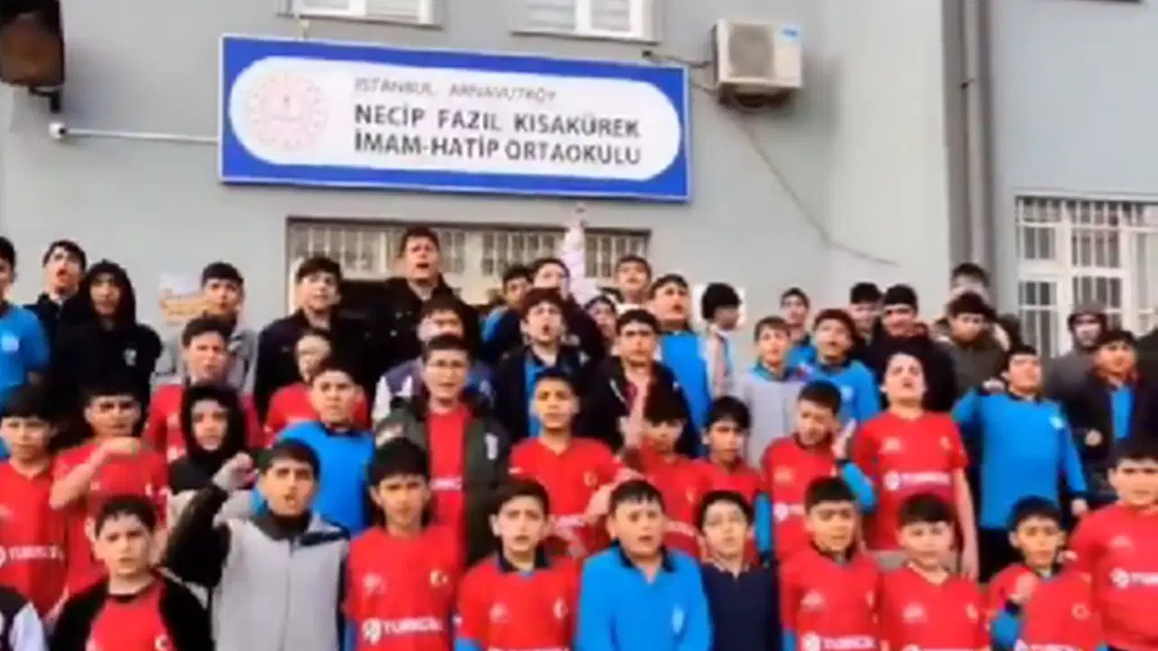 AKP yol verdi, gericilik vites büyüttü: Ortaokulda çocuklara selefi andını okuttular