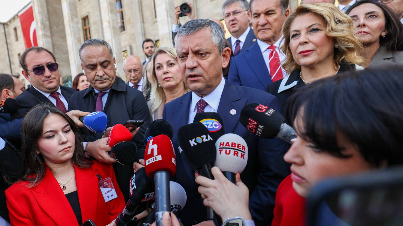 Özgür Özel'den AKP'ye Sert Eleştiri: 'Fon Krizi Üzerini Örtme Çabası'
