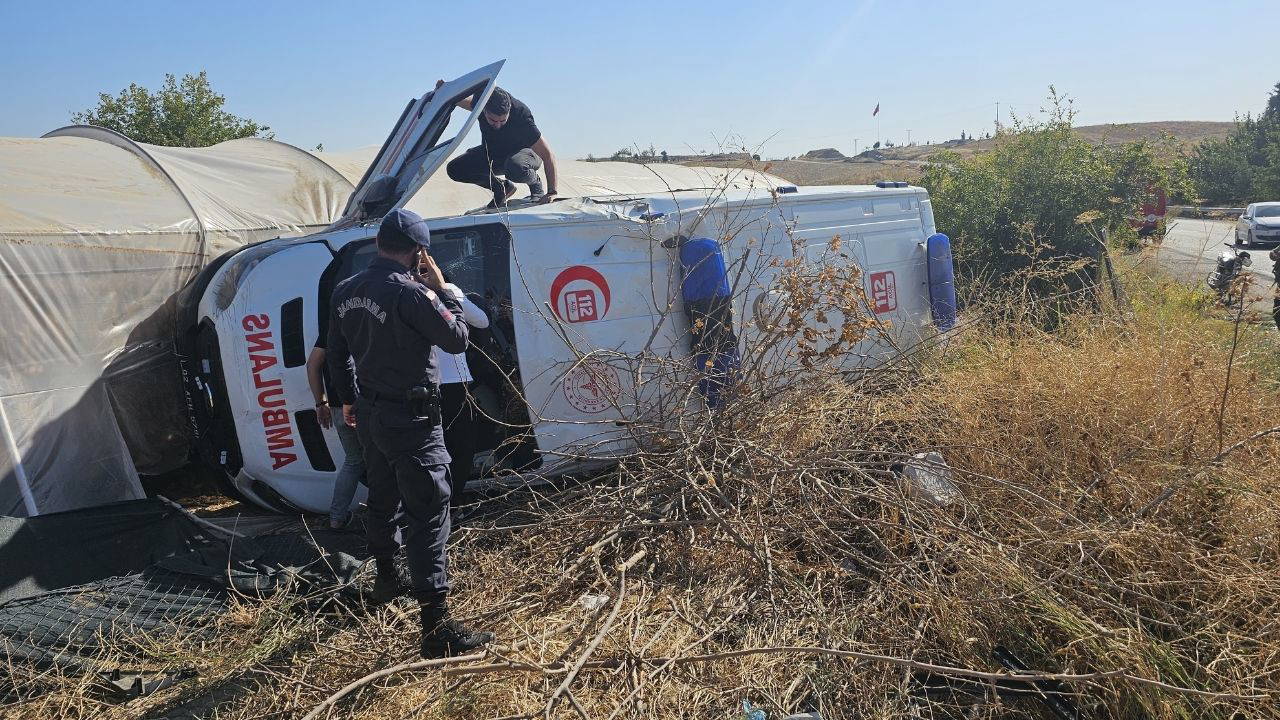 Ambulansla otomobil çarpıştı: 3'ü sağlık görevlisi, 8 yaralı