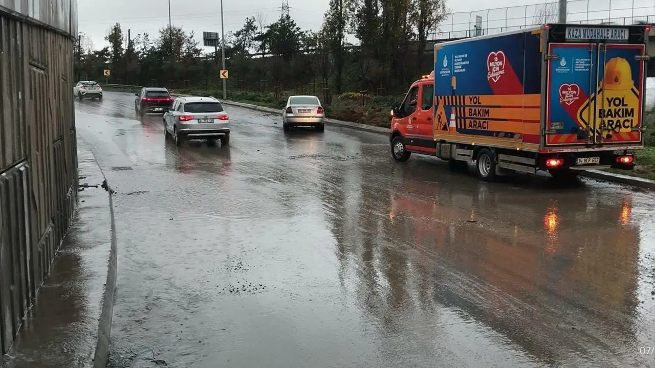 Yağış İstanbul'u esir aldı: AKOM'da kriz masası kuruldu!
