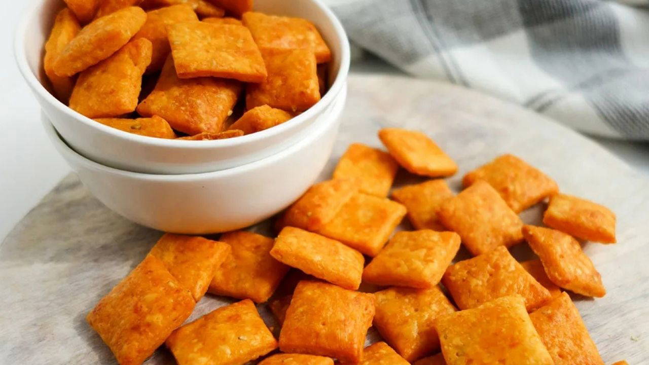 Hem pratik hem leziz atıştırmalık: Peynirli baharatlı kraker tarifi