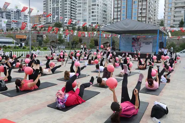 Mamak’ta açık havada pilates buluşması