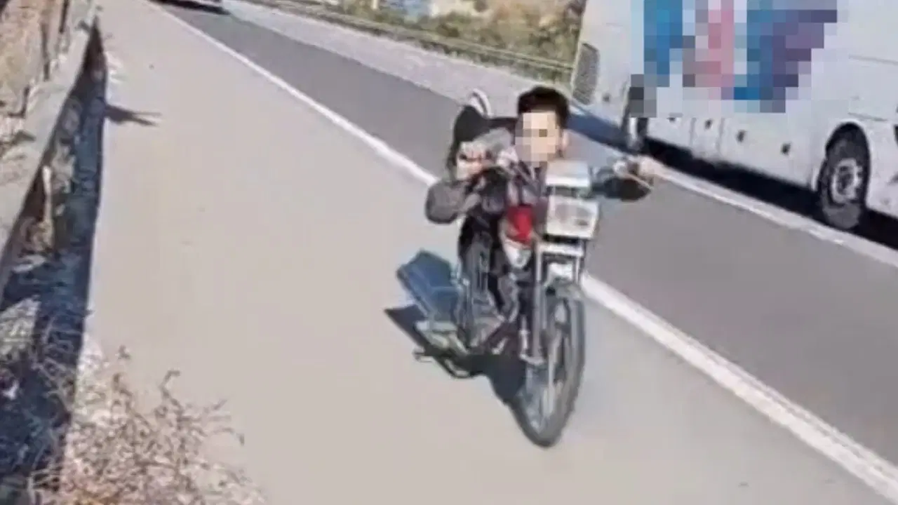Otoyolda motosikletini, üzerine yüzüstü yatarak kullanan sürücüye 63 bin TL ceza