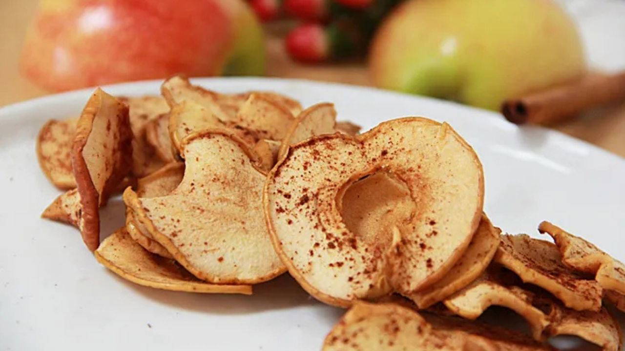Fırından gelen en doğal atıştırmalık: Ballı tarçınlı elma cipsi tarifi