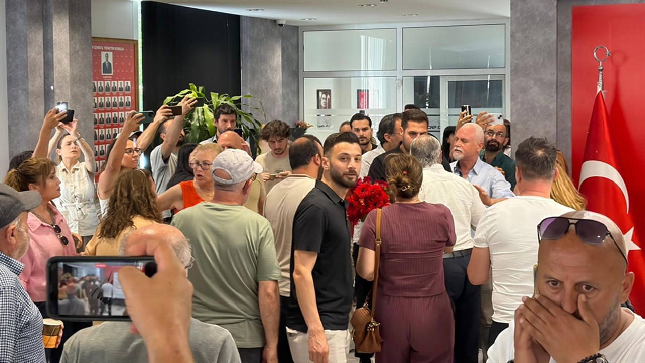 CHP İzmir İl Başkanlığında 'butlan' gerginliği: Kılıçdaroğlu'nun atadığı isim adına çiçek getirenler dışarı çıkarıldı