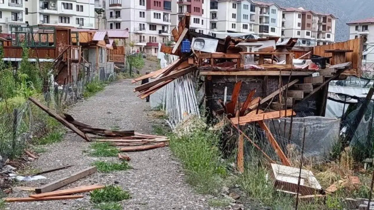 Artvin’de fırtına çatıları uçurdu