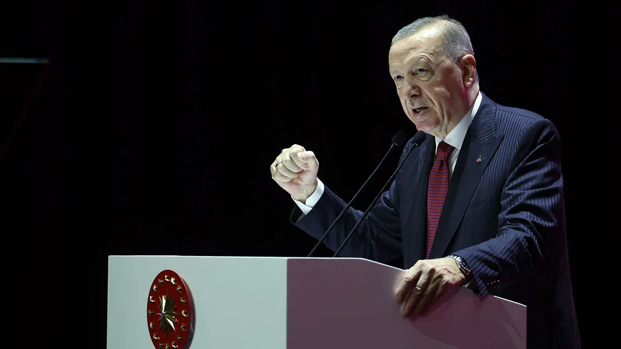 Erdoğan deprem bölgesinde CHP'yi hedef aldı: 'Yalan makinesi mi, ana muhalefetin Genel Başkanı mı?'