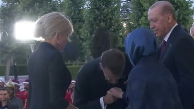 Elini öpmesine izin vermedi
