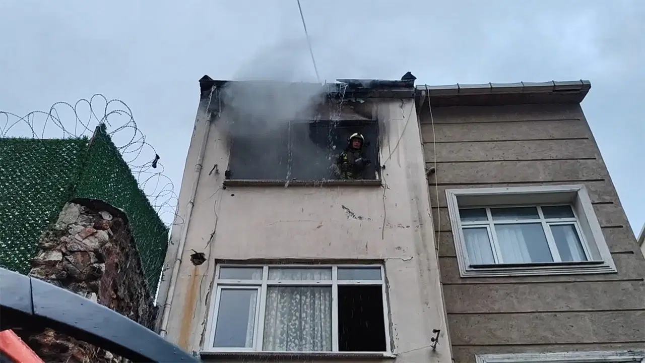 Fatih'te 2 katlı binada yangın: Ölü ve yaralılar var