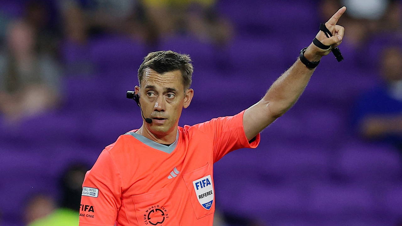 Futbolda tarihi an: Yeni kural ilk kez uygulandı!