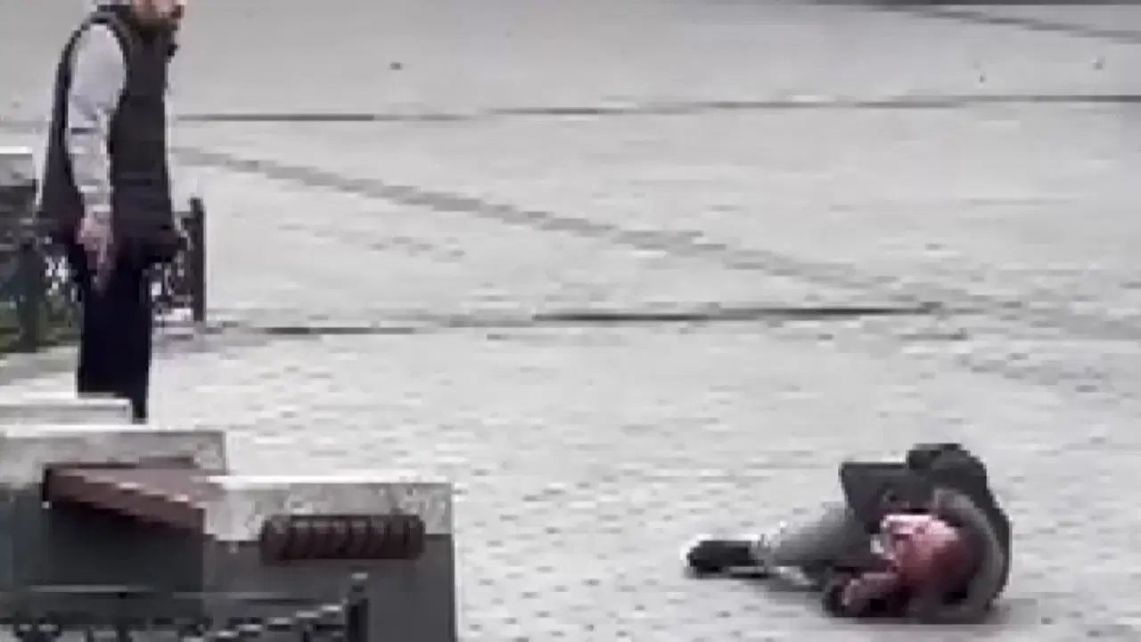 Mısır Çarşısı'nın girişinde silahlı saldırı: Vurduğu kişinin başında bekledi!