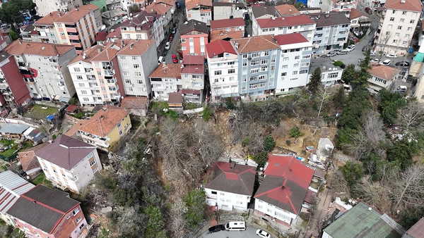 Sarıyer'de toprak kayması sonrası tahliye: Göçebe hayatına döndük