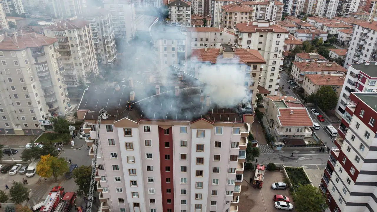 Kayseri'de 9 katlı apartmanın çatısında yangın paniği