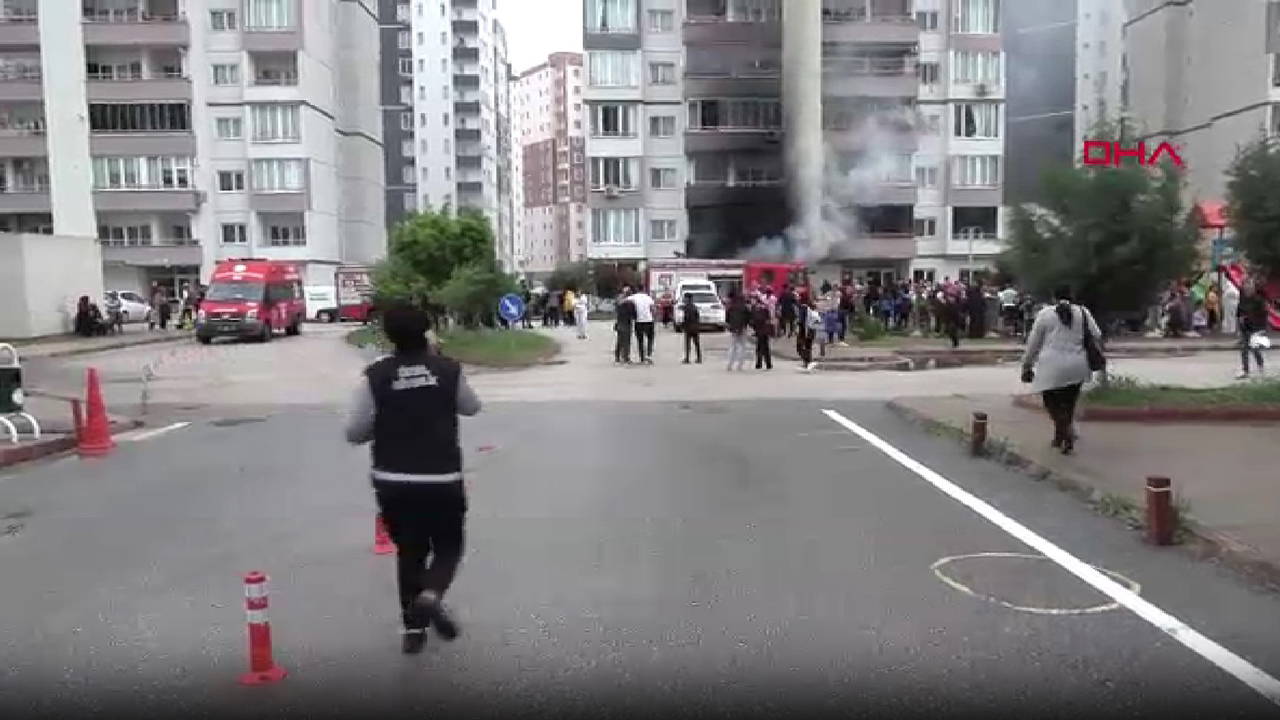 Adana’da 14 katlı apartmanda yangın paniği