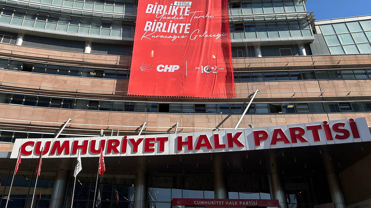 CHP Yurt Dışı Birlikleri'nden Özgür Özel'e destek bildirisi: 'Hukuksuz mahkeme kararlarının karşısında dimdik duruyoruz!'