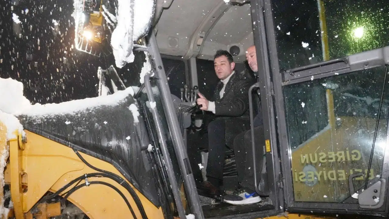 Giresun Belediyesi karla mücadelede gece boyu sahadaydı