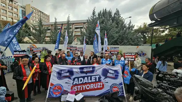 Eğitimcilerden MEB önünde eylem: Cübbelerini çıkardılar, kalemlerini attılar