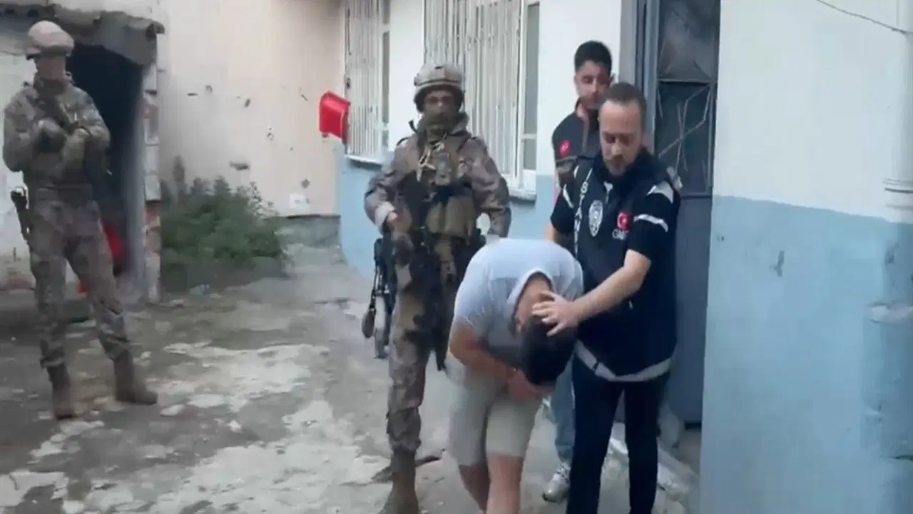 İstanbul'da iş yerleri kurşunlandı: Haraç istedikleri iddia edilen, 2'si 18 yaşın altında 5 şüpheli yakalandı