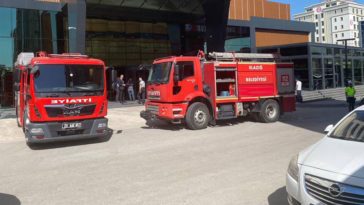 12 katlı otelin çatı katında yangın: 10 kişi dumandan etkile
