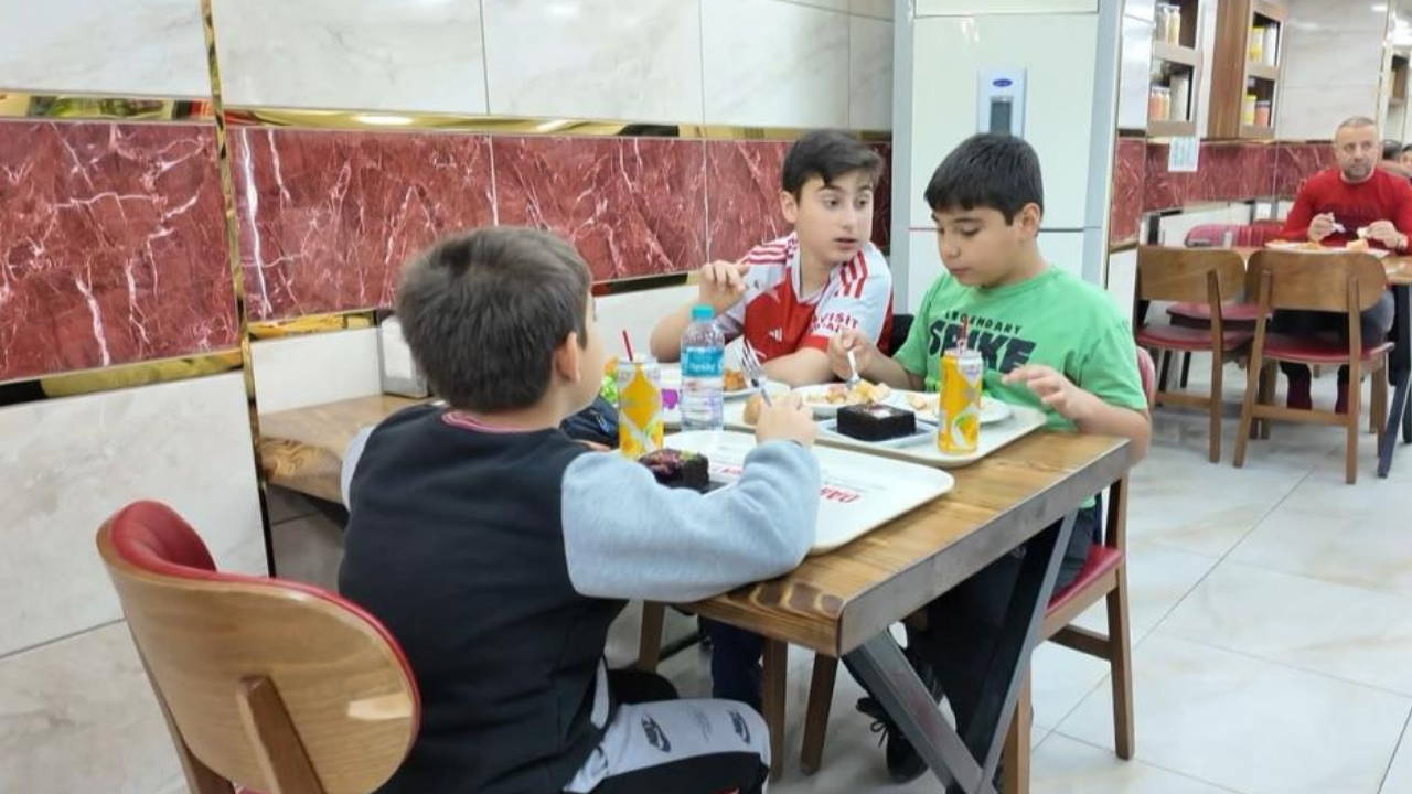 Esnaf 23 Nisan dolayısıyla çocuklara ücretsiz yemek ikram etti