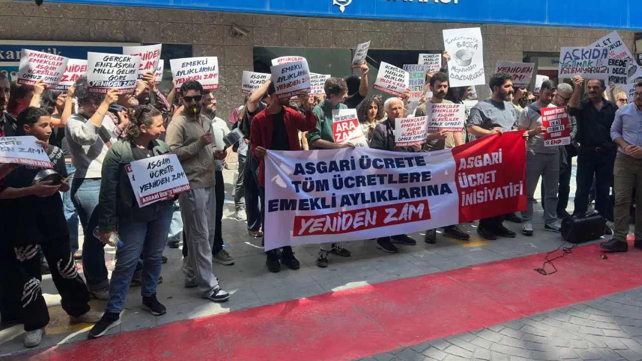 Asgari ücrete, emekli aylığına, ücretlere zam istediler! Tencere tavayla sokağa çıktılar